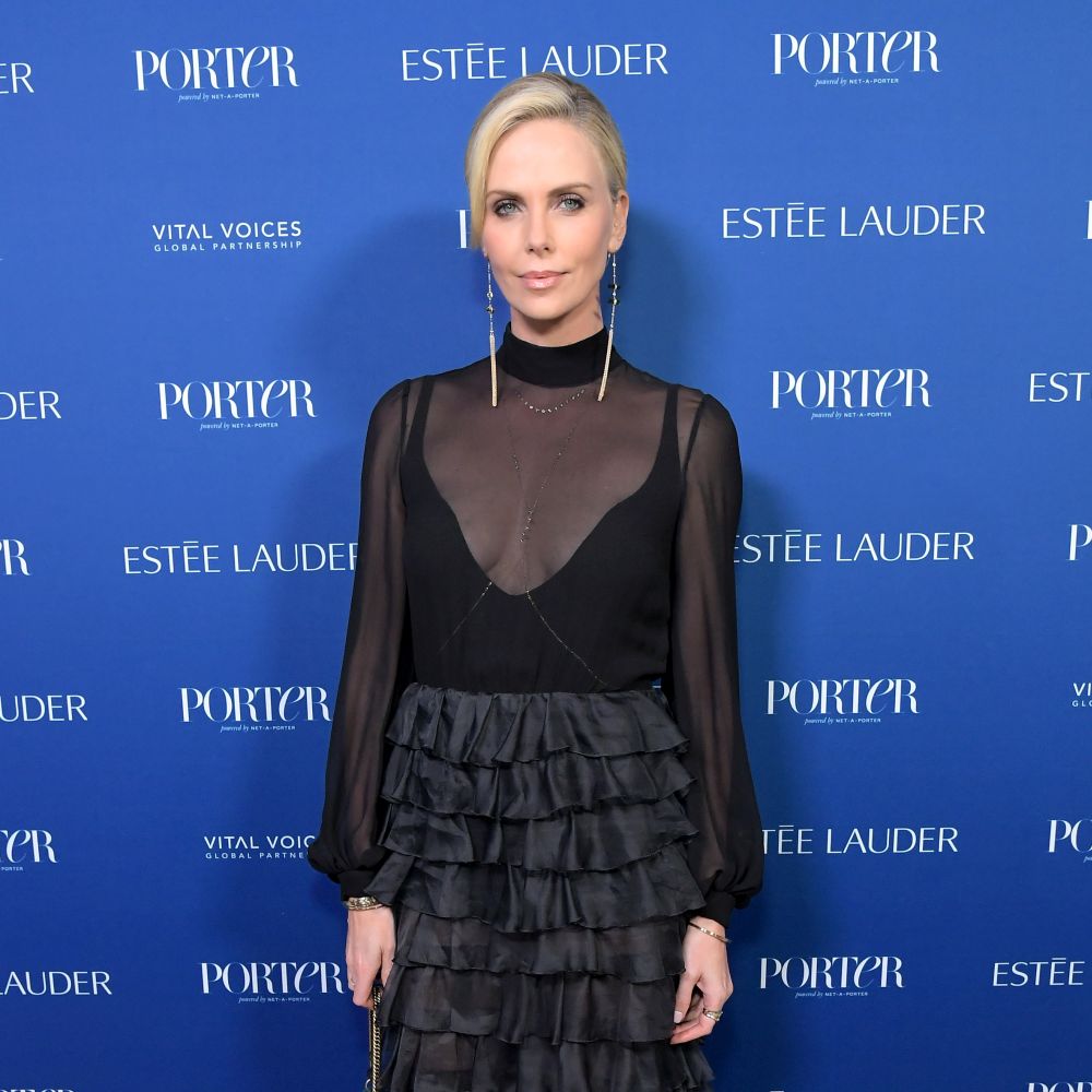 Чарлийз Терон избира да носи тоалети с деколтета и дълги цепки