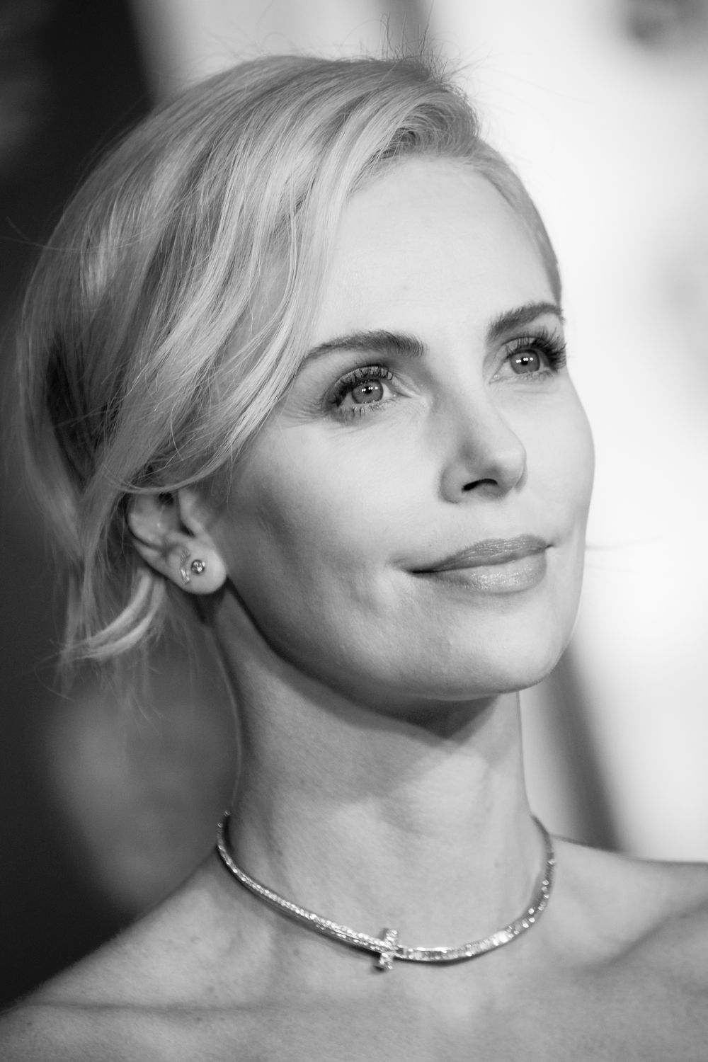 Чарлийз Терон избира да носи тоалети с деколтета и дълги цепки