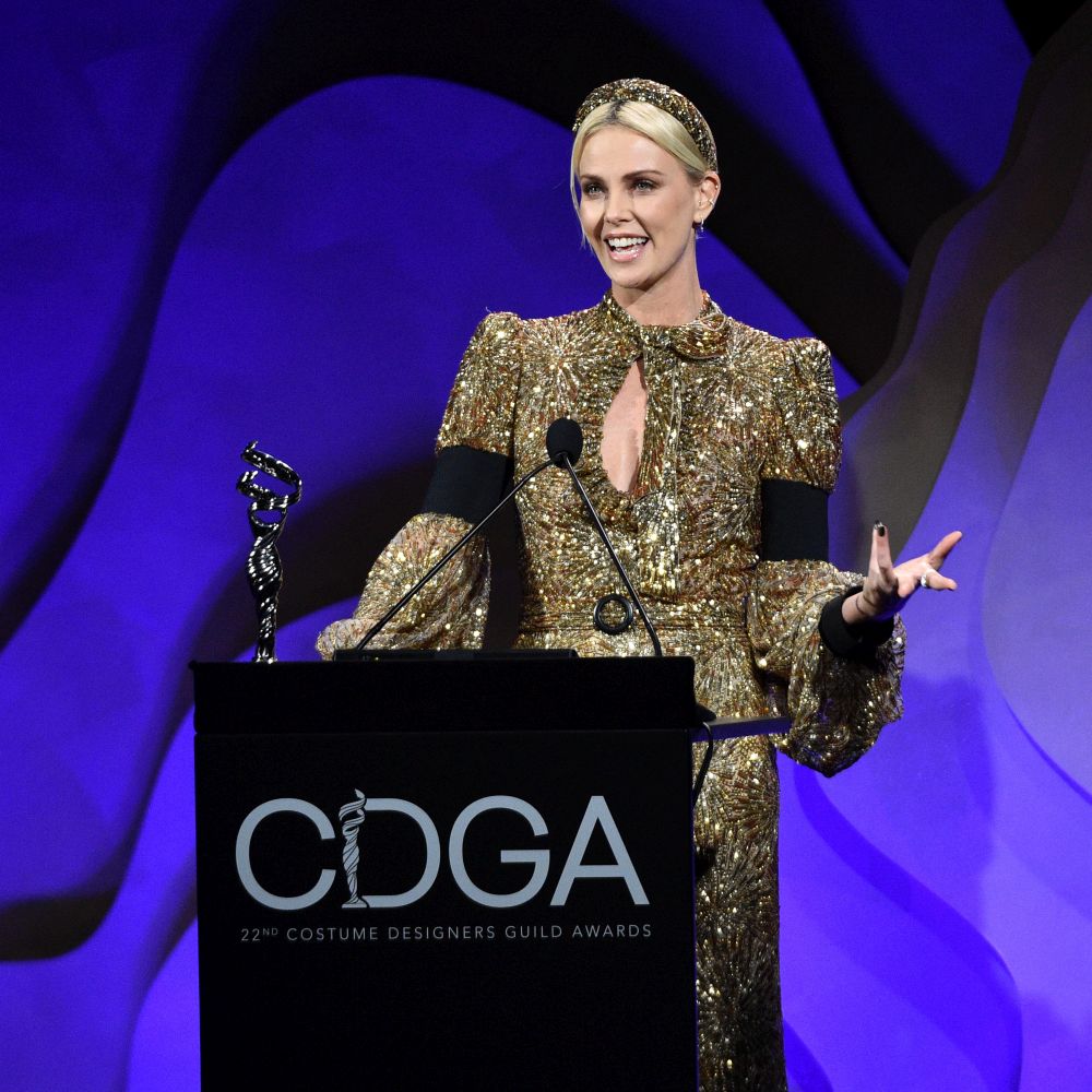 Чарлийз Терон избира да носи тоалети с деколтета и дълги цепки