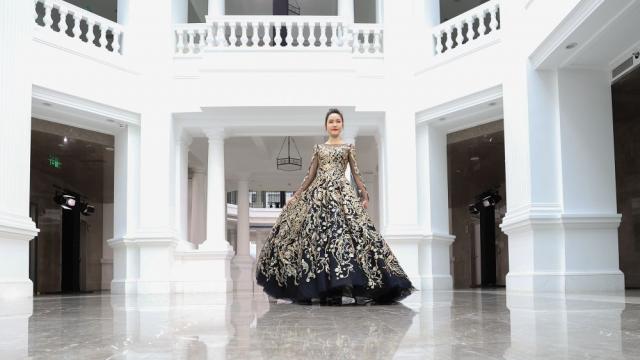 Обратно на подиума: В Китай започнаха модните дефилета (ГАЛЕРИЯ)