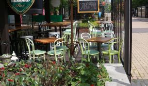 <p>Нова заповед за разстоянието между масите в заведение</p>