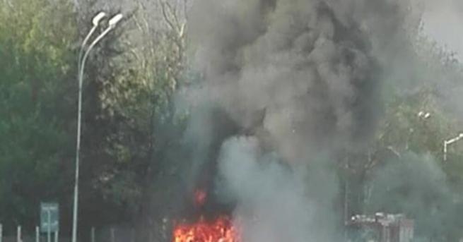 Боклукчийски камион се запали в близост до Екопарка във Варна.
