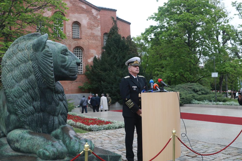 Румен Радев положи цветя пред Паметника на Незнайния воин на пл. „Свети Александър Невски“ по случай 6 май
