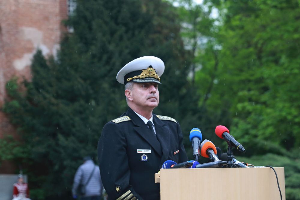 Румен Радев положи цветя пред Паметника на Незнайния воин на пл. „Свети Александър Невски“ по случай 6 май