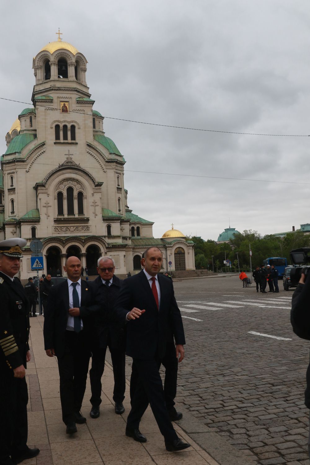 Румен Радев положи цветя пред Паметника на Незнайния воин на пл. „Свети Александър Невски“ по случай 6 май