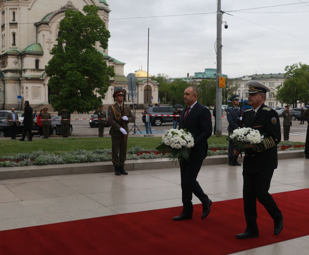 Румен Радев положи цветя пред Паметника на Незнайния воин на пл. „Свети Александър Невски“ по случай 6 май