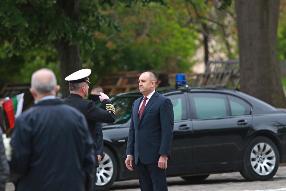 Румен Радев положи цветя пред Паметника на Незнайния воин на пл. „Свети Александър Невски“ по случай 6 май