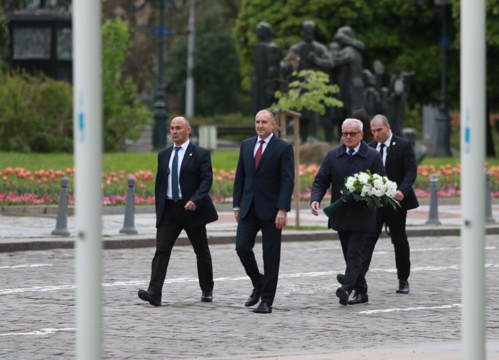 Румен Радев положи цветя пред Паметника на Незнайния воин на пл. „Свети Александър Невски“ по случай 6 май