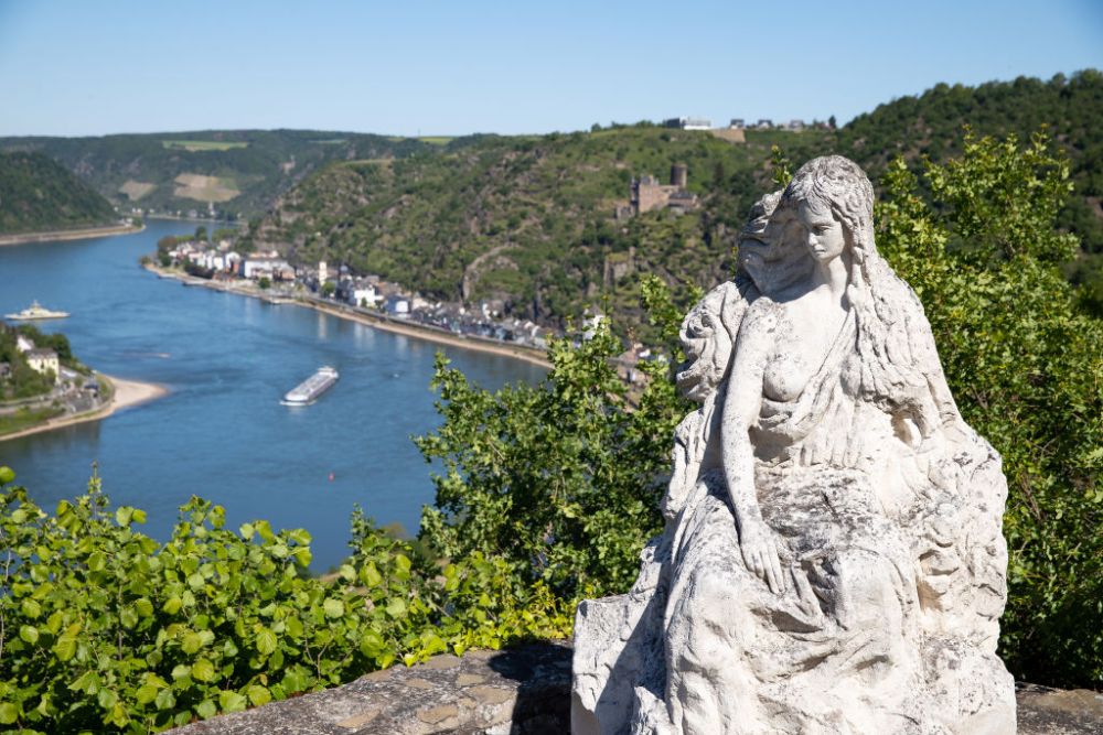 Хълмът Лорелай в близост до градчето Санкт Гоарсхаузен в Германия