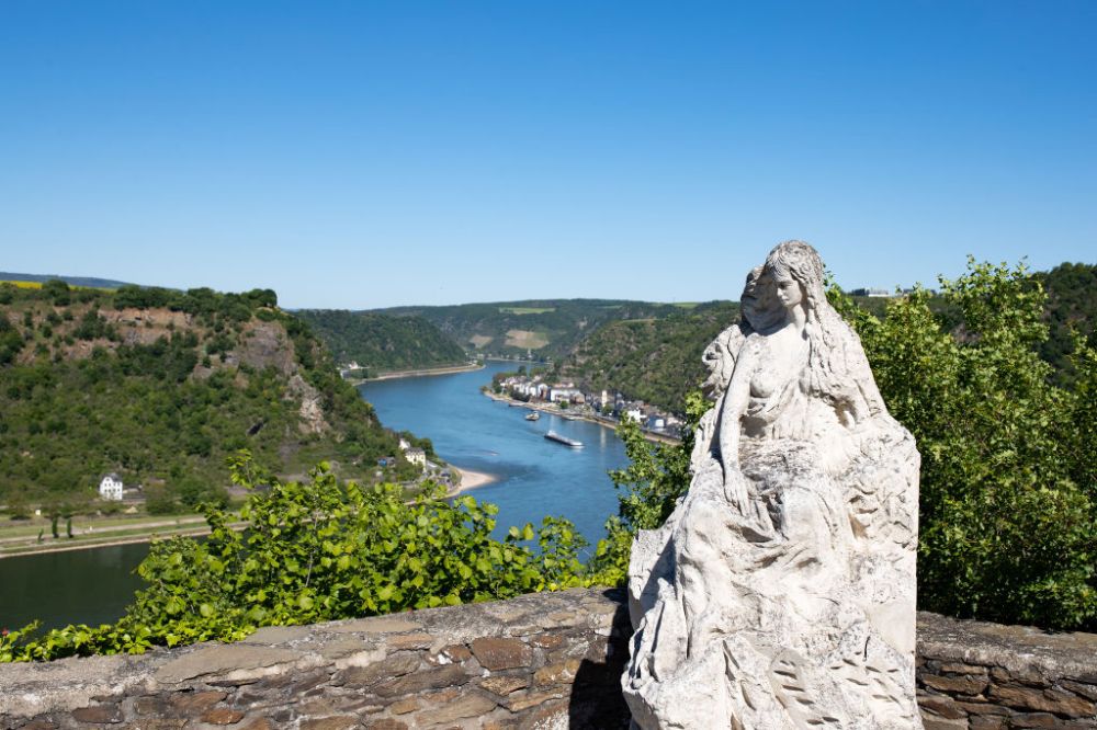 Хълмът Лорелай в близост до градчето Санкт Гоарсхаузен в Германия