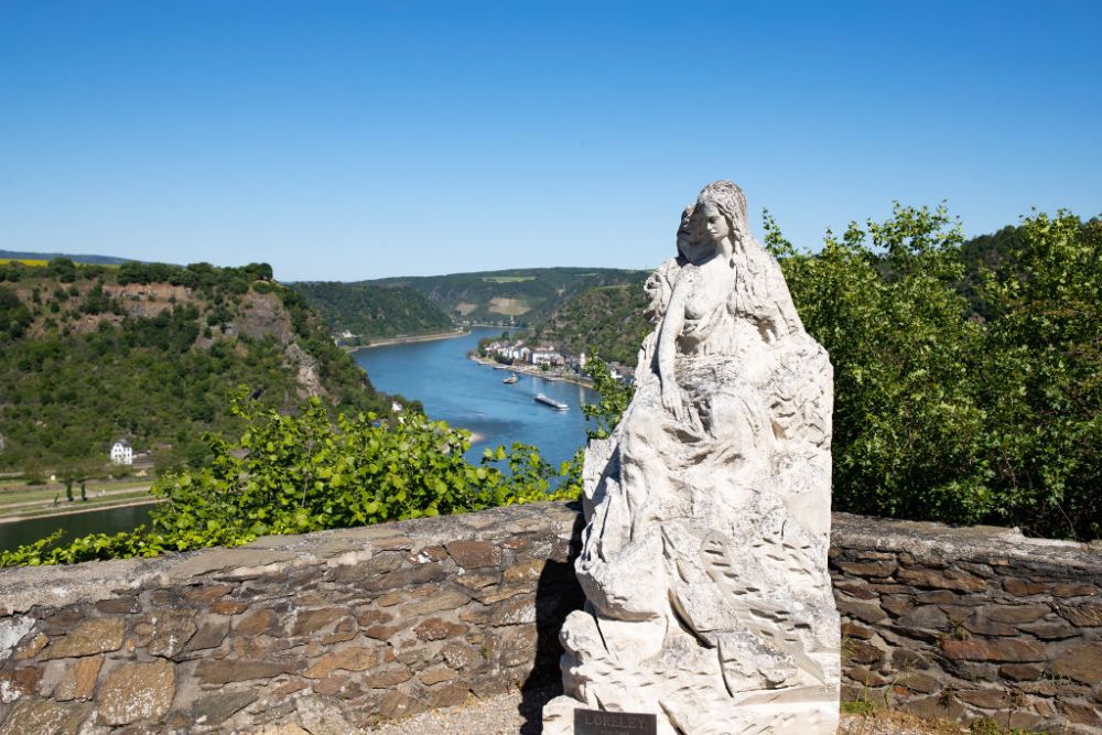 Хълмът Лорелай в близост до градчето Санкт Гоарсхаузен в Германия