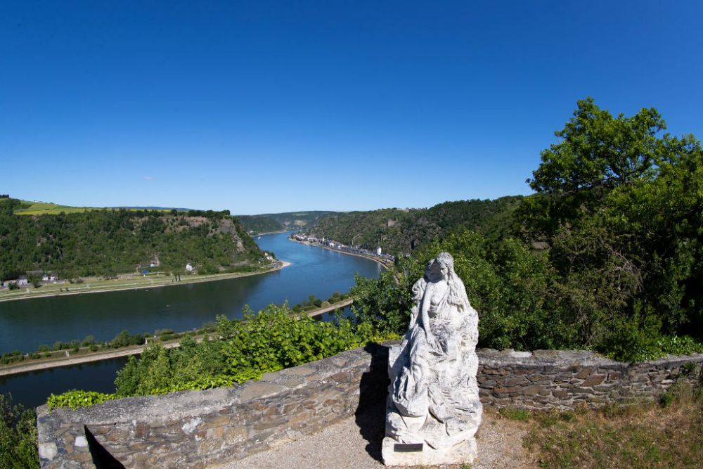 Хълмът Лорелай в близост до градчето Санкт Гоарсхаузен в Германия