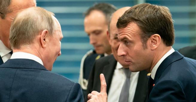 Френският президент Еманюел Макрон разговаря по телефона днес с руския