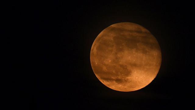 Последната суперлуна за 2020 г. озари света (ГАЛЕРИЯ)