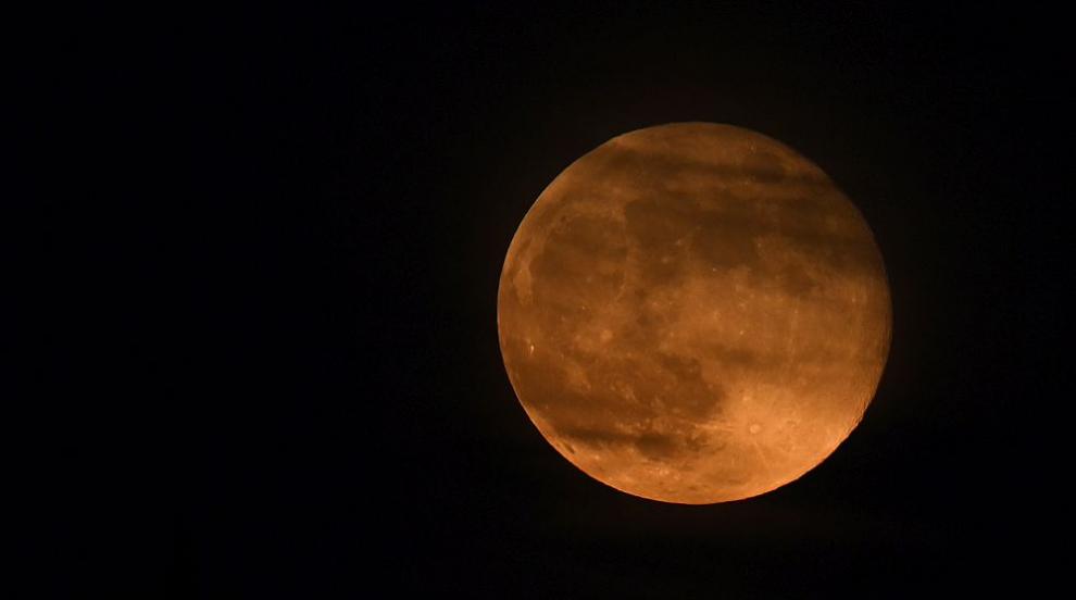Последната суперлуна за 2020 г. озари света (ГАЛЕРИЯ)