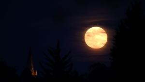 В нощното небе над Бургас се забелязва фаза на луната