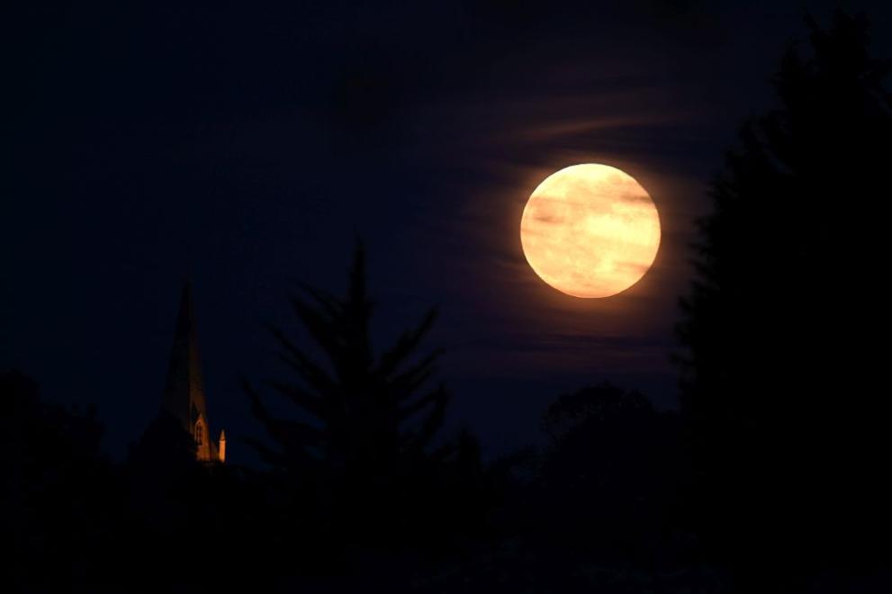 В нощното небе над Бургас се забелязва фаза на луната