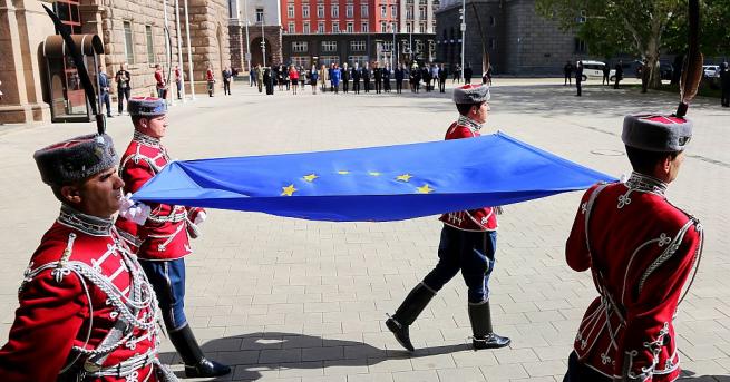 Знамето на ЕС беше издигнато на тържествена церемония пред президентството