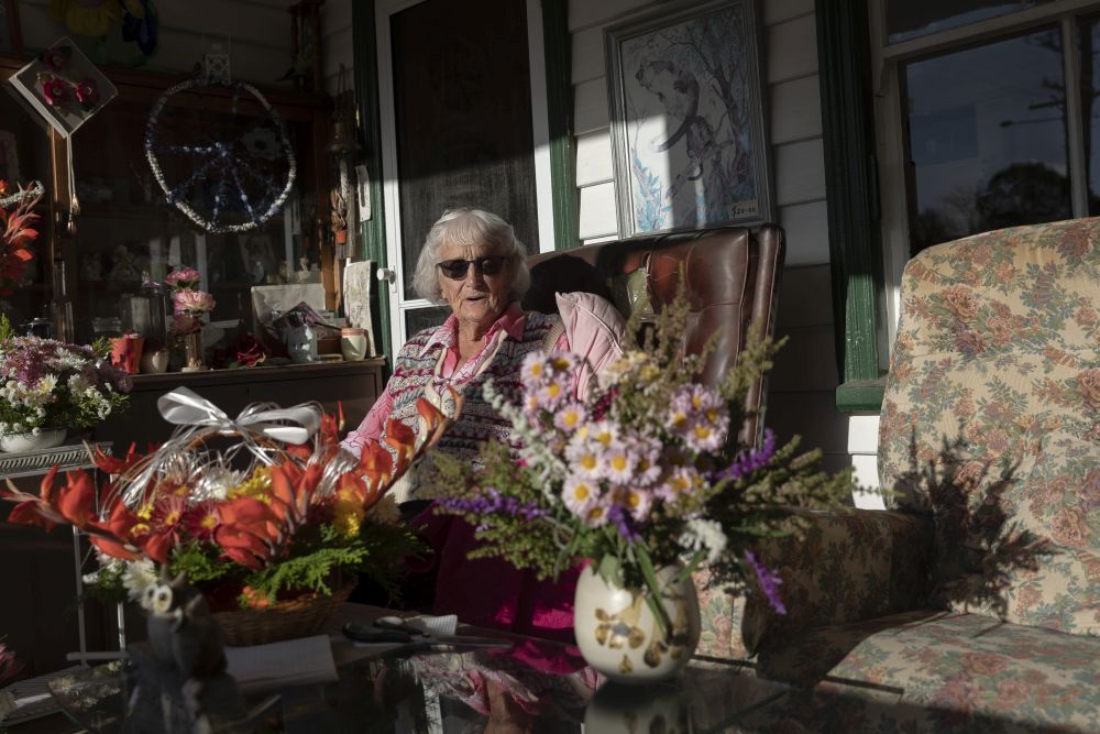 Австралийката Мей Блака доставя букети в Кобарго от 60 години