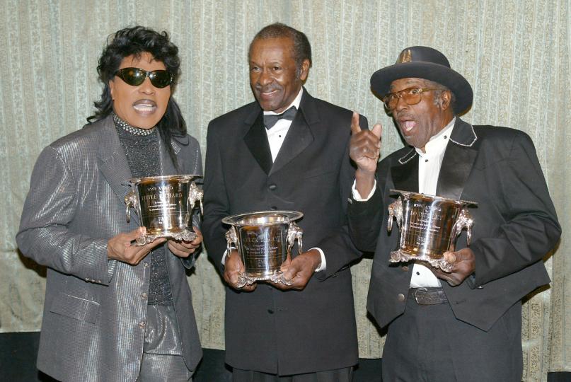 <p>С награда &bdquo;Икона&ldquo; в компанията на още две рок легенди &ndash; Чък Бери (в средата) и Бо Дидли (вдясно), 2002 г.</p>