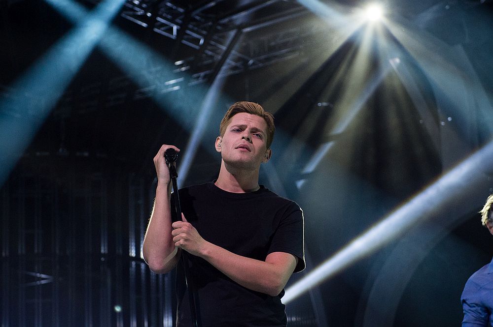 Анди като Брайън Адамс