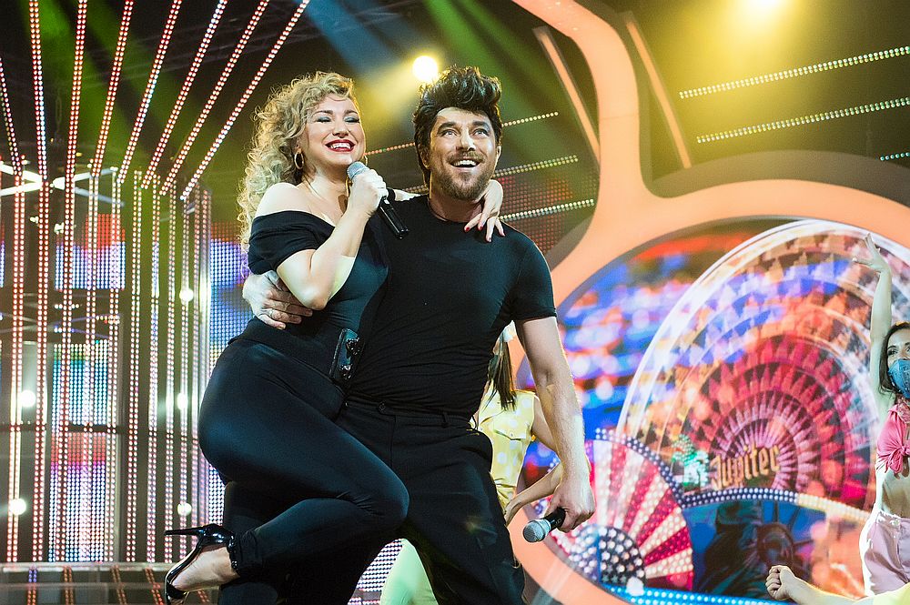 Galia и Миро като Оливия Нютънджон и Джон Траволта