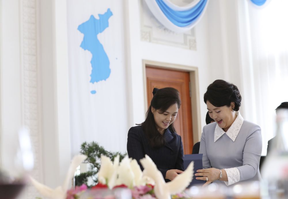 Жената на Ким Чен-ун - И Сол-джу    - скритото бижу на Северна Корея