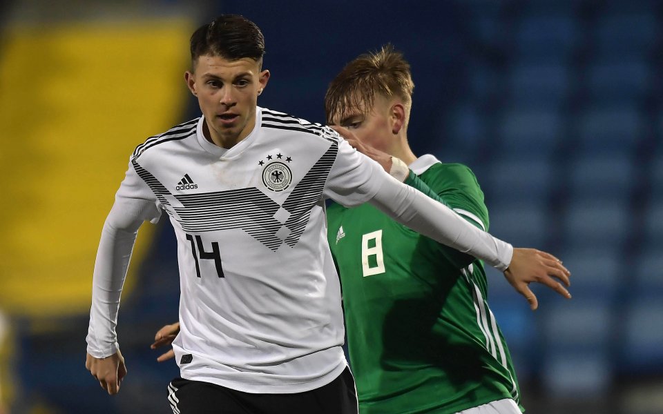 Медиите в Европа продължават да запозават футболните фенове с големите