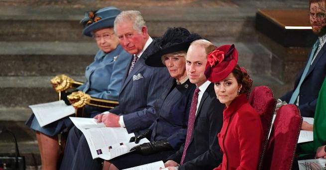 Кралица Елизабет Втора и другите високопоставени членове на британското кралско
