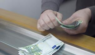 Българи си теглят спестяванията от банките