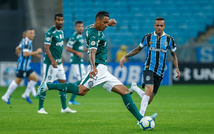 COVID-19 застигна футболист на Барселона