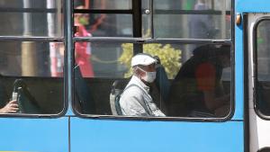 хора пешеходци градски транспорт