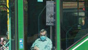 хора пешеходци градски транспорт