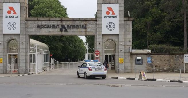 Силен взрив в завод Арсенал През централния вход на завода влязоха