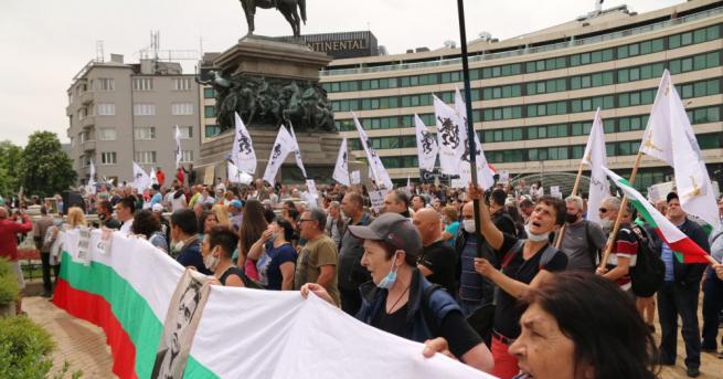 Протест организиран от партия Възраждане се провежда пред сградата на