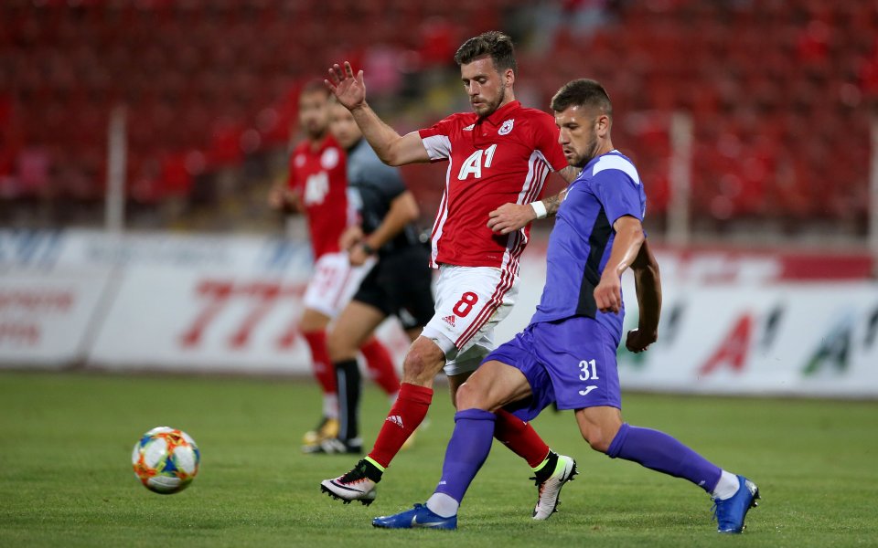 Халфът на Етър Красимир Станоев е футболистът, който е с