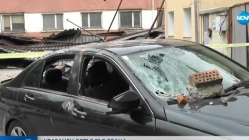  Ураганен вятър събори покрив във Враца 