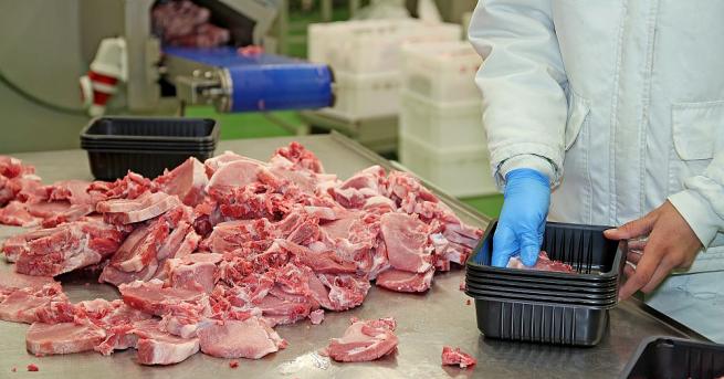 Почти половината от настоящите огнища на COVID 19 в САЩ са свързани