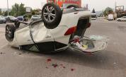  <p>Тежка злополука в София, кола се обърна по таван</p> 