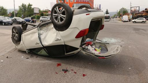  <p>Тежка злополука в София, кола се обърна по таван</p> 