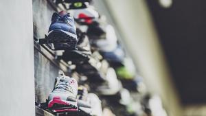 Заловиха млад мъж откраднал маратонки от магазин в Русе съобщиха