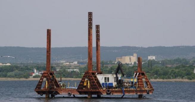 Ремонтират скъсаната тръба с фекални води която от девет месеца замърсява Варненското