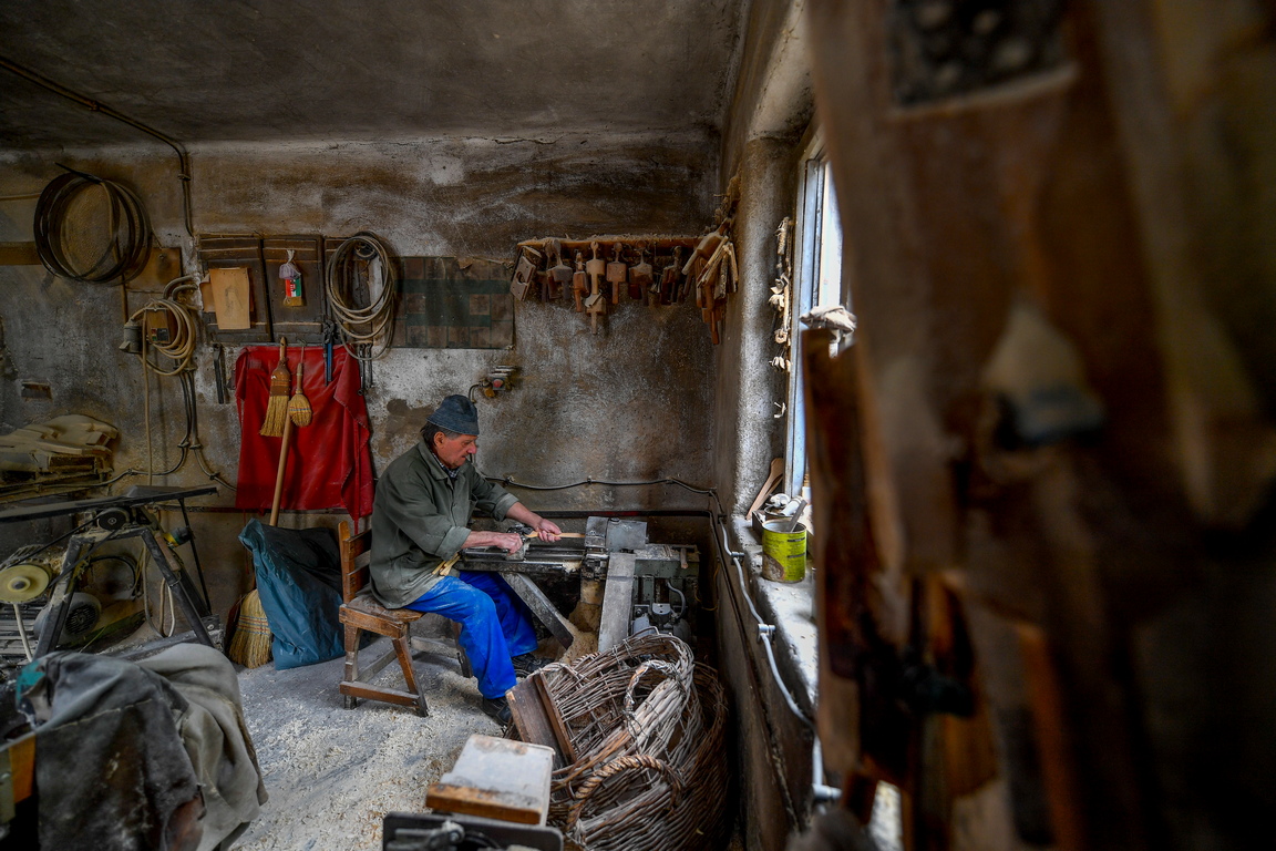 <p>Производителят на дървени лъжици Джено Кирали работи в работилницата си в Матракересте, Унгария</p>
