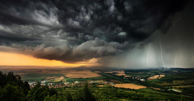 България Жълт код за бури е обявен за сряда До