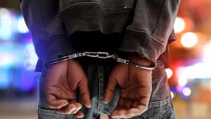 Младеж е задържан за кражба и притежание на наркотици в