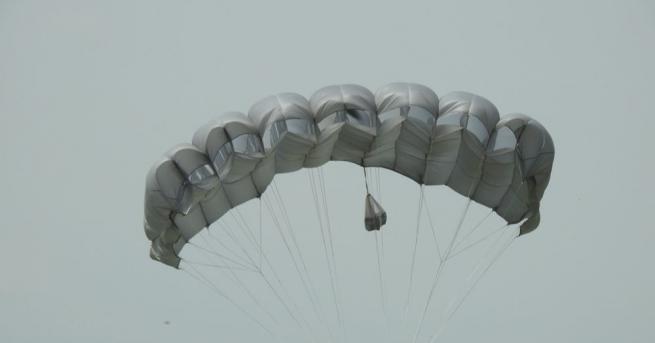 Съвместното командване на специалните операции СКСО организира съвместни парашутни скокове