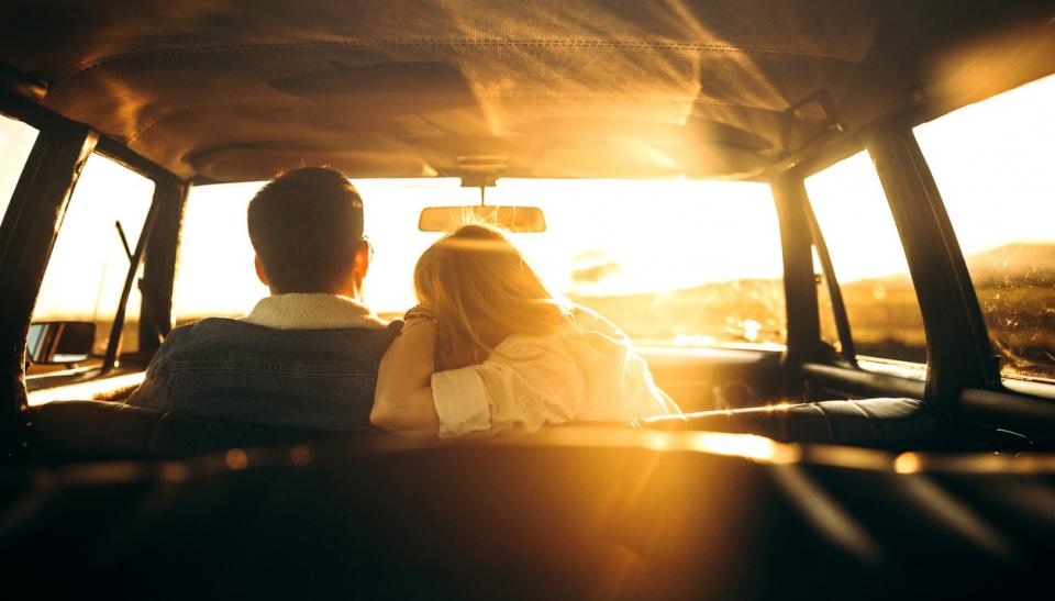 жена мъж двойка любов връзка кола залез пътуване пътешествие романтика