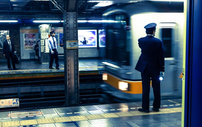 <p><strong>Тласкач в метрото</strong></p>

<p>В Токио, където 8 милиона души използват една от най-ефикасните транспортни системи, вагоните са толкова претъпкани, че са нужни хора, които да погнат за побирането на колкото се може повече хора на едно място.</p>