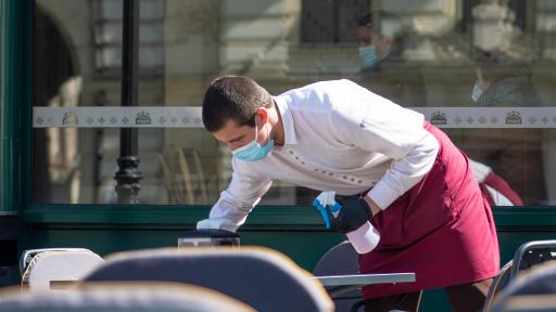  Асоциация на заведенията: Служителите навън да работят без маски 