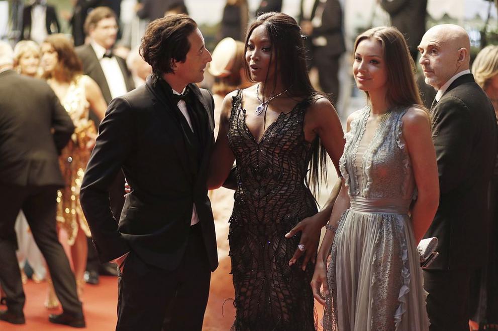  Наоми и Ейдриън Броуди 